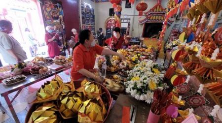 คนไทยเชื้อสายจีนในพิษณุโลก นำของไหว้ขอพร ศาลเจ้าปุ่นเถ้ากง วันตรุษจีน
