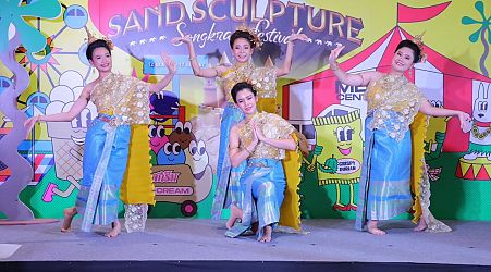 “MBK Center Sand Sculpture Songkran Festival เทศกาลแห่งความสนุก ชมศิลปะกองทราย นุ่งกางเกงช้างไทยสืบสานประเพณี”