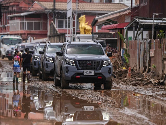 Nissan ร่วมมือผู้จำหน่าย นำน้ำใจช่วยชาวเชียงรายสู้ภัยน้ำท่วม